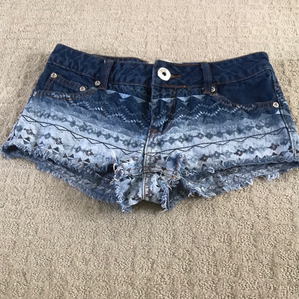 Hot pants denim shorts with great embroidery/stitching detail.